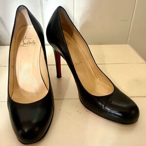 Elegant Christian Louboutin Black Leather Pumps.
